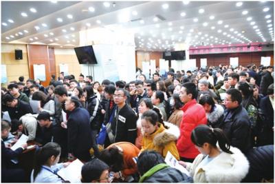 招聘会现场人头攒动 吕晟君摄