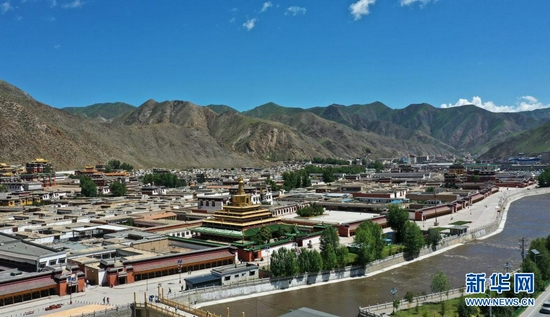这是7月12日拍摄的拉卜楞寺建筑群(无人机照片)。新华社记者 杜哲宇 摄