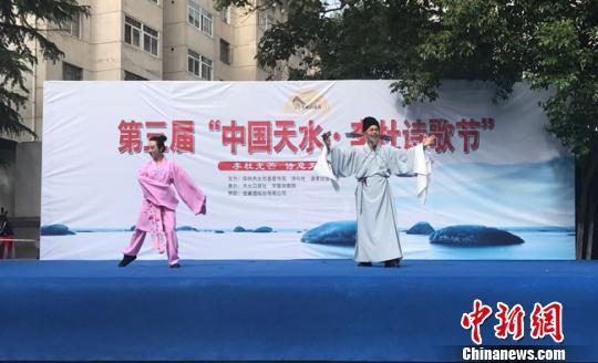 28日,作为开幕式表演节目之一的情景诗歌《山头南郭寺》再现了杜甫的“诗意”人生。 艾庆龙 摄