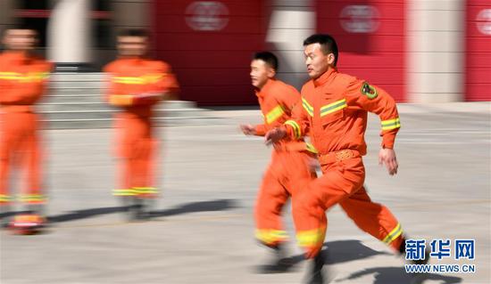 李志亮(右一)在中队训练场上进行体能训练(4月11日摄)。 新华社记者 陈斌 摄