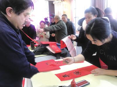 图为书法家给老人们写春联。□兰州日报全媒体记者颜娜周栋楠摄