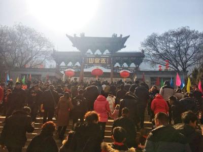 五泉山景区游人如织