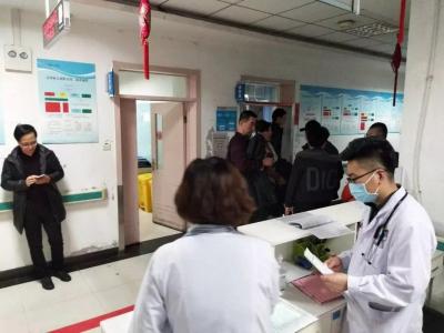春节期间,医护人员坚守岗位,为患者服务。 刘晓芳摄