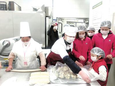 消费者正在观看食品制作过程 蒋凌摄