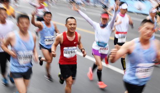 2019年6月2日,参赛选手在2019兰州国际马拉松比赛中。新华社记者 陈斌 摄