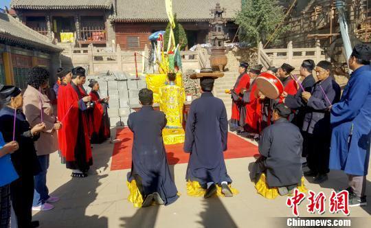 道教信徒们会在这一天到宫观庙宇中烧香祈福,或在家里颂经祈祷。徐振华摄
