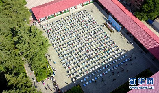 兰州市第六届青少年书法大赛在兰州东郊学校举行。