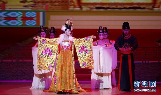 3月25日,在兰州音乐厅,演员在表演节目。