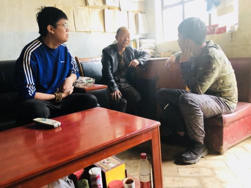 (图为阖木堂工作人员对希望小学进行了解,补助)