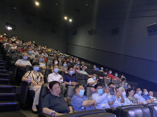 图:现场嘉宾云集,集体观影