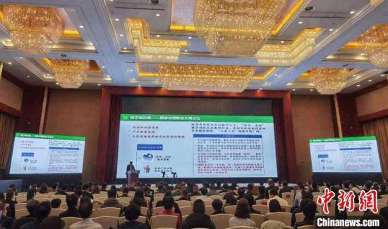 图为“90后”青年企业家大禹节水集团股份有限公司董事长王浩宇作主题演讲。 丁思 摄