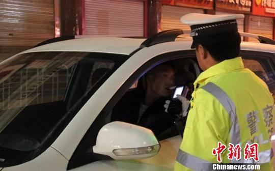 资料图。图为交警夜查酒驾醉驾。 史静静 摄