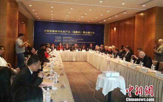 5月22日下午,由甘肃省商务厅主办,甘肃省农业产业联合会、莫斯科工商联合会协办,甘肃商务驻俄罗斯代表处承办的“甘肃省特色农产品(莫斯科)展示推介会”在莫斯科喜来登皇宫酒店举办。 钟欣 摄