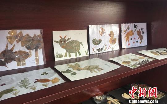 学生依据树木的不同种类制作了“动物”标本。 张婧 摄