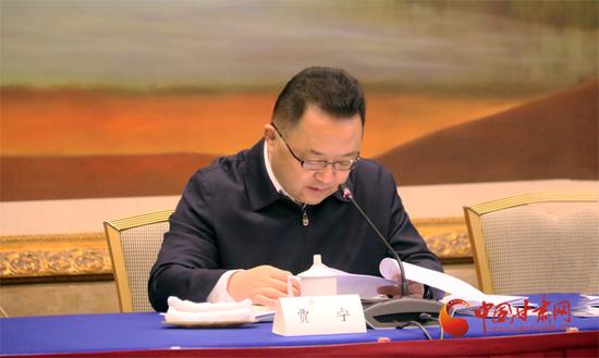 省政府副秘书长贾宁介绍相关情况
