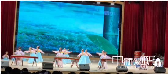 吟诵、舞蹈和古筝表演《君子谣》。