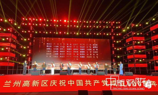 图为为两优一先”颁奖。