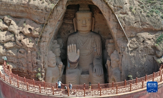 8月20日，游客在天梯山石窟第13窟参观（无人机照片）。新华社记者 杜哲宇 摄