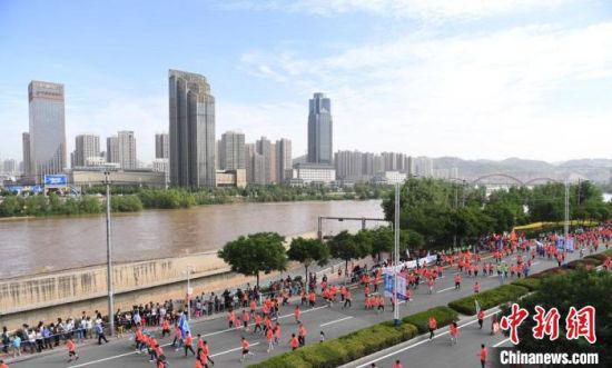 图为往年兰州马拉松开跑画面。(资料图) 杨艳敏 摄