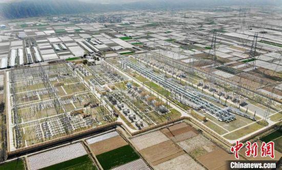 图为航拍首座由我国自主设计、自主建设、自主制造、自主调试的具有世界先进水平的750千伏兰州东变电站。 高展 摄