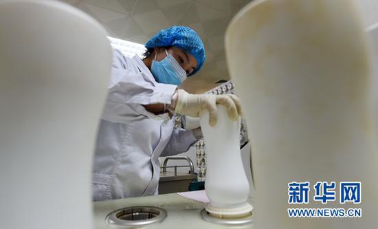2月20日,在甘肃省中医院药学部中药房,药师在配置中药颗粒。新华社记者 范培珅 摄