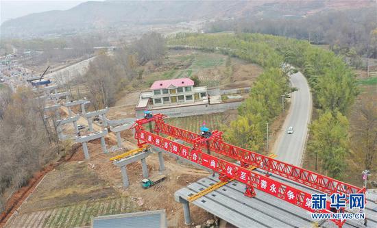 这是临大高速公路团结大桥建设现场(11月4日摄,无人机照片)。新华社发(史有东 摄)