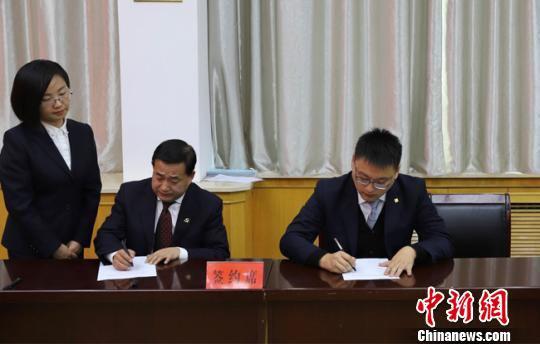 中国农业银行甘肃分行代表(左)与甘肃省农业信贷担保有限责任公司代表签署合作协议。(资料图) 柴金福 摄