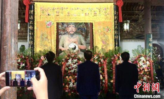 图为2020(庚子)年公祭中华人文始祖伏羲大典现场,祭拜者向伏羲圣像敬献花篮和鲜花。(资料图) 闫姣 摄