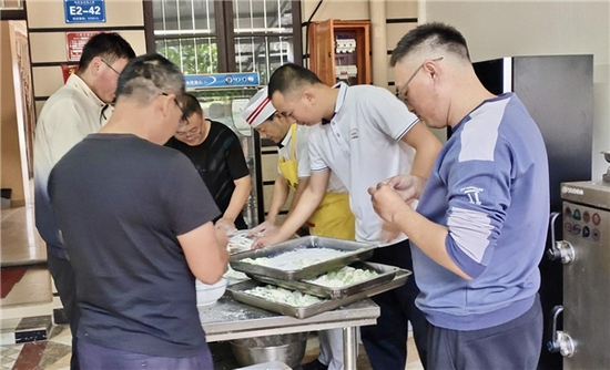 集体包饺子