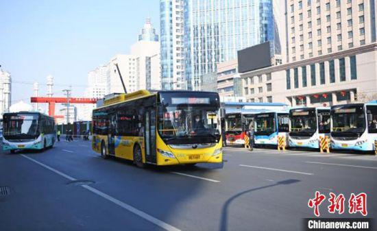 图为行驶在兰州城区的公交车。 杨艳敏 摄