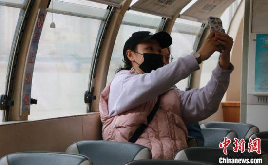 图为乘客在船舱内自拍。 张婧 摄