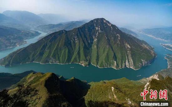 图为站在三峡之巅俯瞰下的瞿塘峡。 何蓬磊 摄