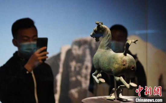 图为甘肃省博物馆展出铜奔马。(资料图) 杨艳敏 摄