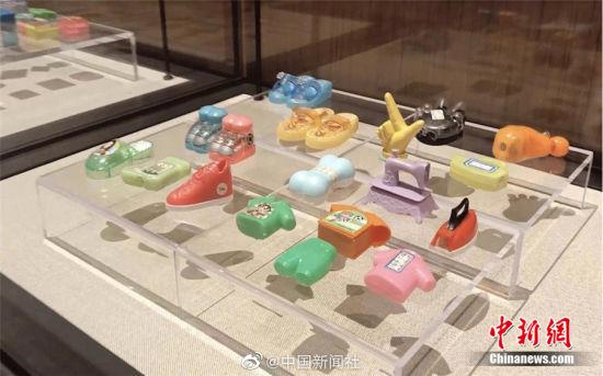 今年85岁的兰州大学地矿学院退休教师谢树真,用40年时间收藏了349个卷笔刀,有动物类、玩具类、生活用品类、交通类、蔬菜类、卡通类等,萌态可掬、造型各异。