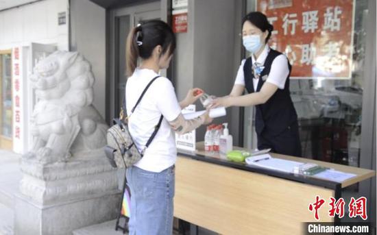 图为兰州一高考考点附近的“爱心助考驿站”,为等候家长提供免费饮水及上网等服务。 李亚龙 摄