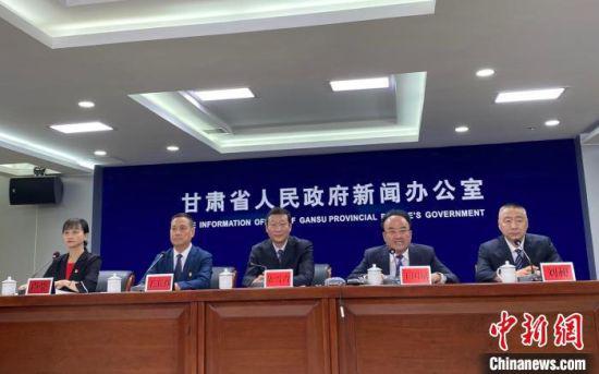 6月28日,甘肃省政府新闻办举行“民企武威行”活动新闻发布会。 徐雪 摄