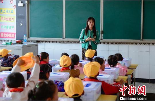 爱心人士给甘南贫困地区孩子们上课。 魏星 摄