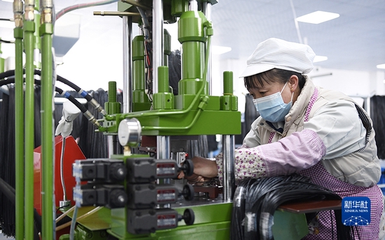 2月8日，村民在康乐县一家乡村就业工厂电子器件生产线上工作。 新华社发（史有东 摄）