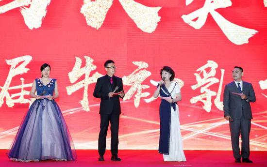 (左一 南京电视台主持人——薛 华女士,左二 中央电视台法制栏目知名主持人——王筱磊先生,左三 中央电视台原《为您服务》、《夕阳红》栏目主持人——张 悦 女士 ,左四 南京百纳福生物科技有限公司副总裁——杨锦维先生)