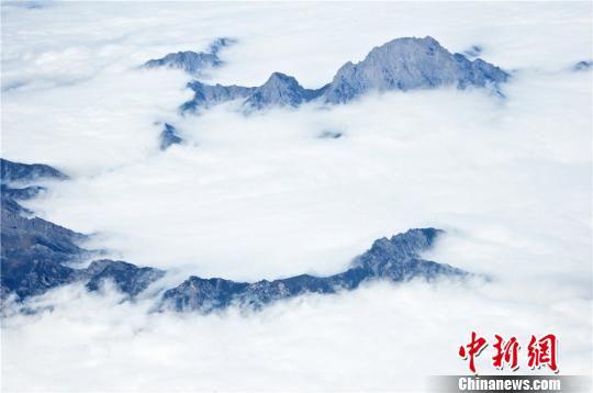 高楼山位于甘肃文县,其主峰名叫雄黄山,是秦岭地区的最高峰。 王将 摄