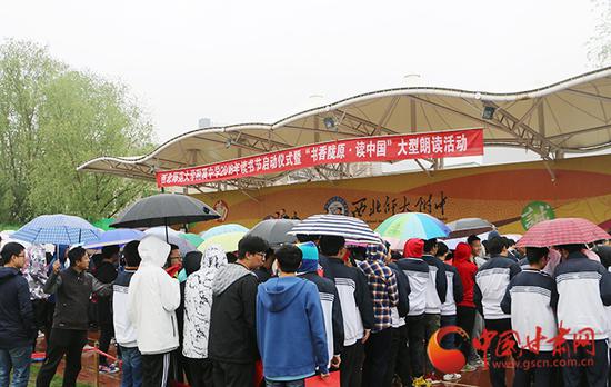 活动现场下着小雨,但难掩同学们的参与热情
