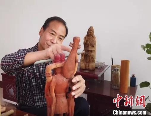 在甘肃省酒泉市金塔县,木雕工艺以民间神话传说为题材。 卢玉 摄
