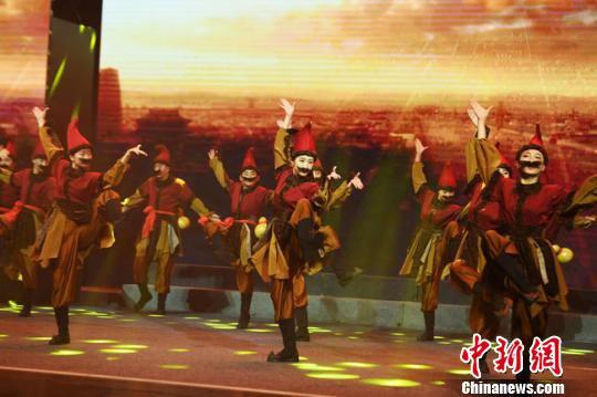 图为活动现场进行的胡腾舞表演。 杨艳敏 摄