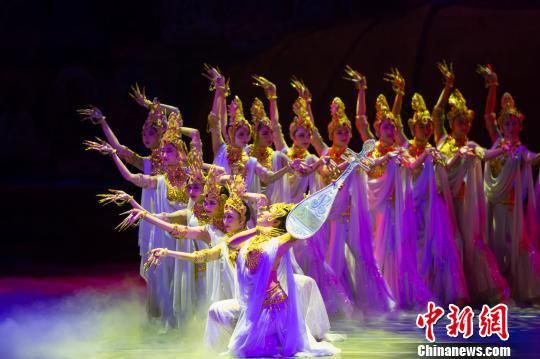 2014年12月9日晚,中国经典民族舞剧《丝路花雨》首度亮相贵州贵阳,图为演出的精彩场景。(资料图) 吴俊怡 摄