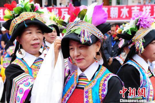 图为当地藏族妇女整理服饰。 李嘉峰 摄