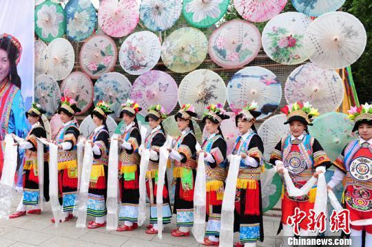 舟曲县藏族民众祈福安康。 李嘉峰 摄