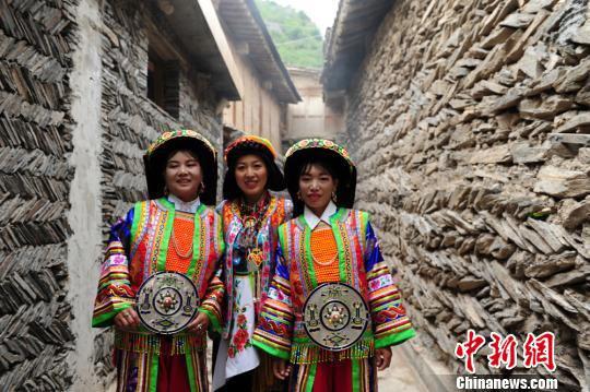 图为身着民族服饰的藏族民众。 李嘉峰 摄