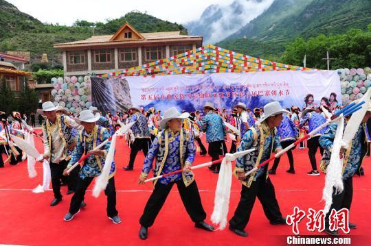 男子们列成长队,吆喝呼应,摆出威武的“龙阵舞”,展示着山里人的粗犷与豪放。 李岩 摄