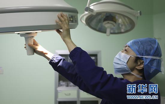 3月19日,周馨瑜在甘肃省肿瘤医院麻醉手术科工作。新华社记者 马莎 摄