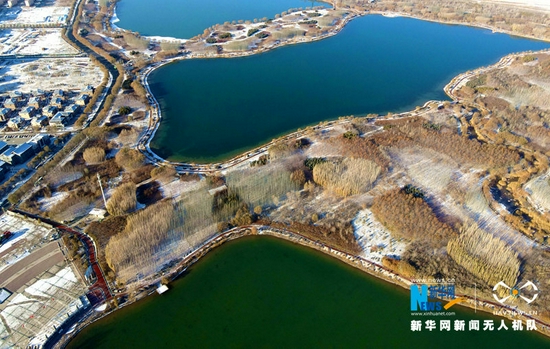 这是近日在甘肃省张掖市甘州区芦水湾生态景区拍摄的初冬雪景，碧绿的湖泊宛如翡翠，点缀在戈壁城市的边缘。新华网发（陈礼 摄）